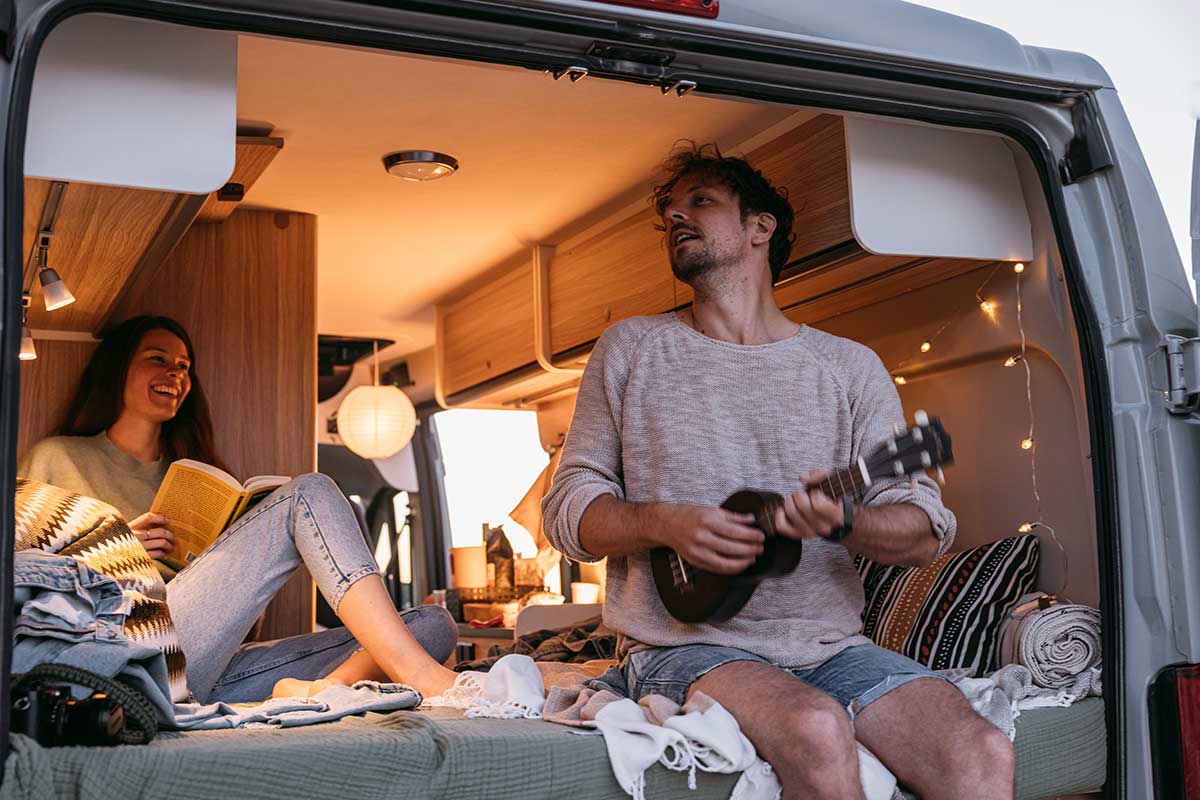 rollin-bungalow-sunlight-cliff600RT-adventure-abendprogramm-ukulele